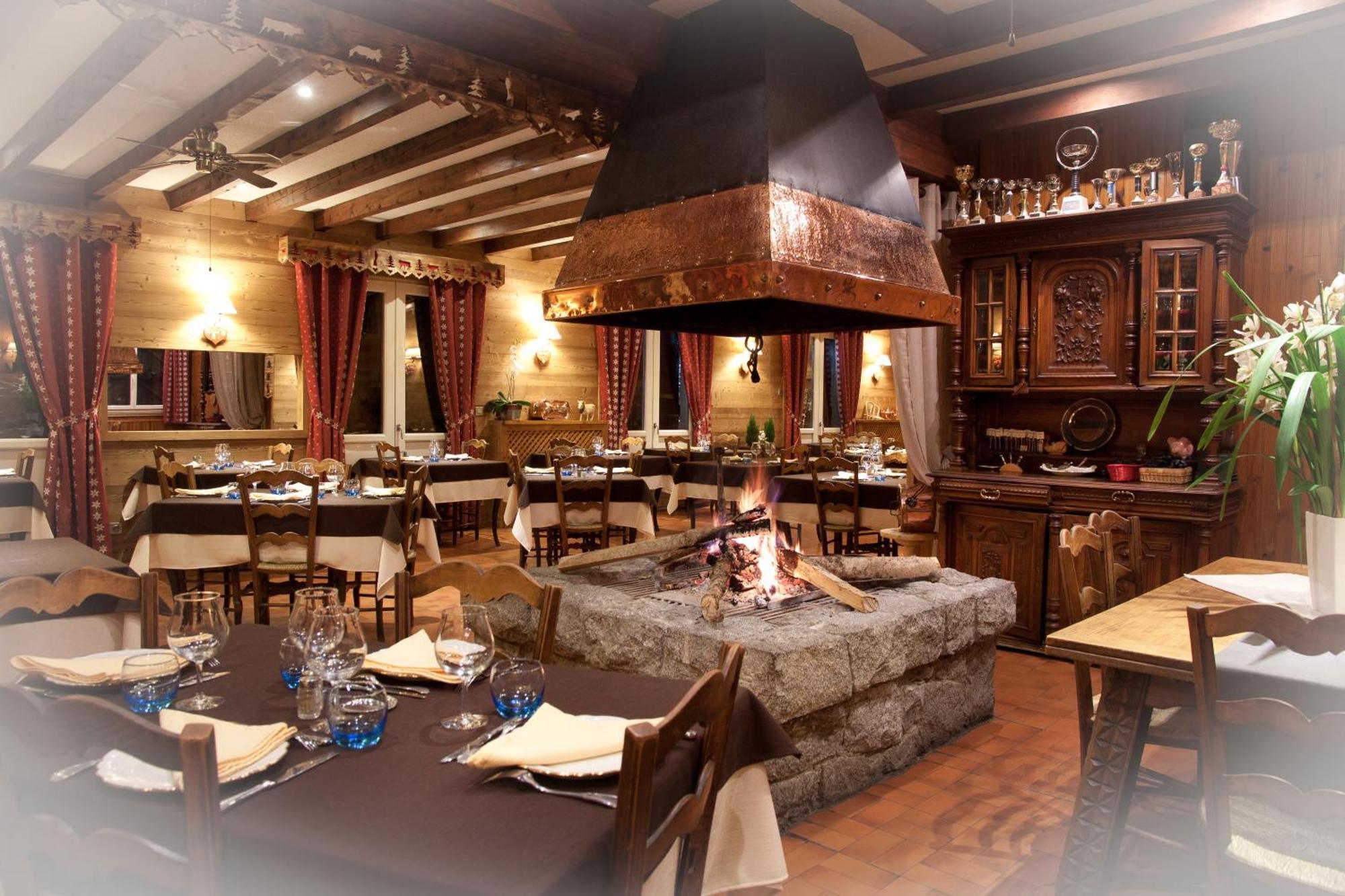Hotel - Restaurant - Bar - Le Sapin Fleuri Bourg d'Oueil Exterior photo