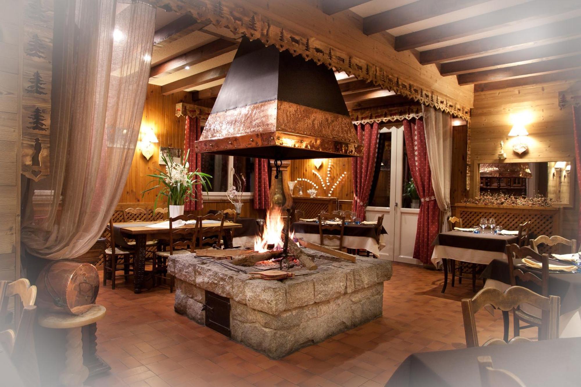 Hotel - Restaurant - Bar - Le Sapin Fleuri Bourg d'Oueil Exterior photo